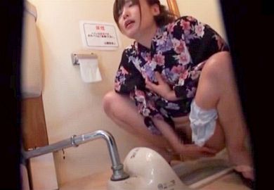 【盗撮】夏祭り帰りの浴衣ギャルが公衆トイレでオシッコ＆潮吹きオナニーを自撮りして彼氏に送るところを隠し撮りｗ 